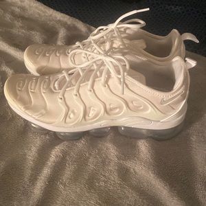 White vapormax air